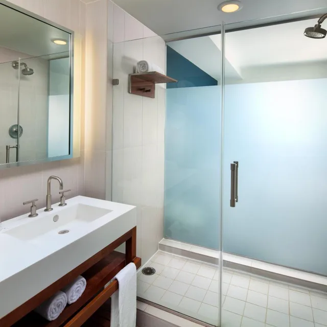 Guest Room, Deluxe, Queen Bed, Resort View, Accessible، W Fort Lauderdale 2/3