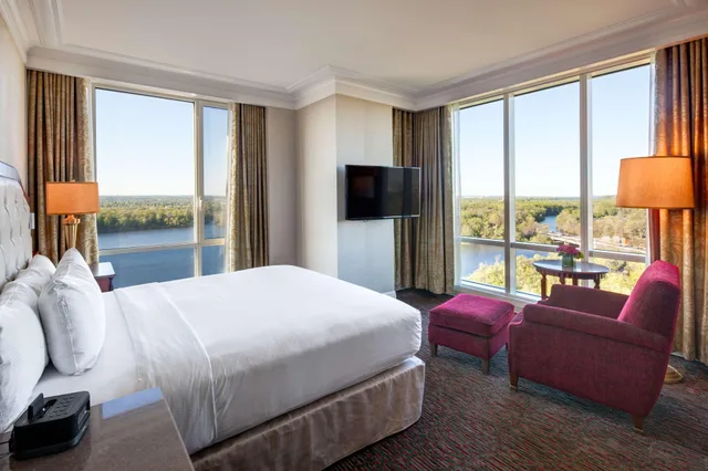جناح بسرير كينج بإطلالة على البحيرة، Hilton Lac Leamy 1/3