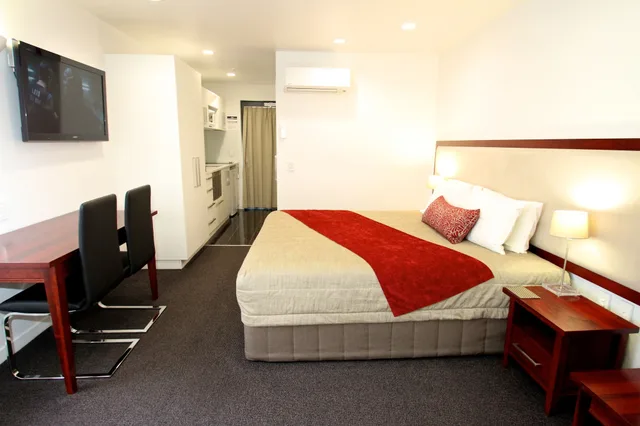 Studio, Apartment, King Bed, Bath and Shower، Delorenzo S Studio Apartments 2/4