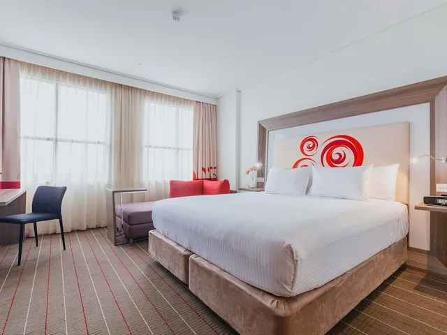 جناح بسرير كينج مع أريكة، Novotel Melbourne Glen Waverley 1/4