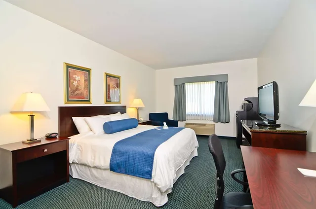 غرفة بسرير كينج بحوض استحمام لذوي الإعاقة، Best Western Gas City 6/8