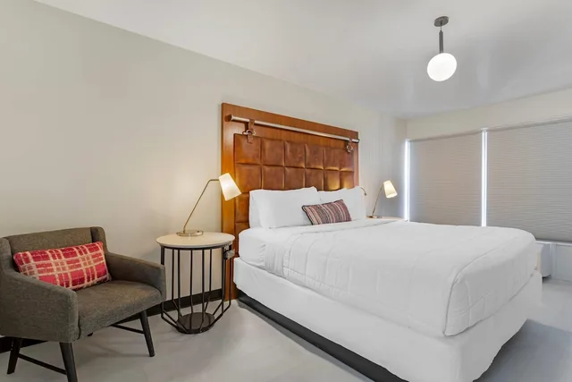 غرفة قياسية بسرير كينج بإطلالة على الفناء، Heights House Hotel - Houston Heights Downtown, an Ascend Collection Hotel 4/10
