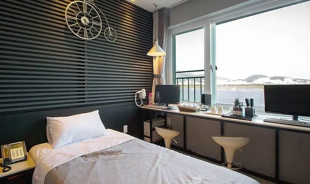 غرفة بسرير مزدوج وسرير فردي، Jk Hotel 6/10
