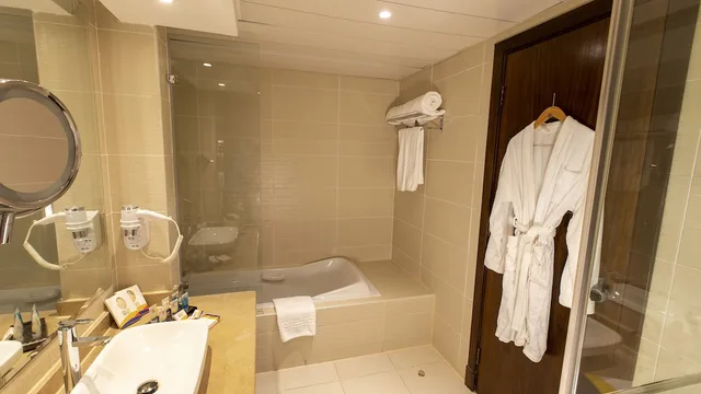 غرفة قياسية بسريرين منفصلين بإطلالة على المسبح، Naama Waves Hotel 4/4