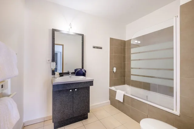 غرفة بسرير كوين، Comfort Aparthotel Antibes Le Maestria 5/6