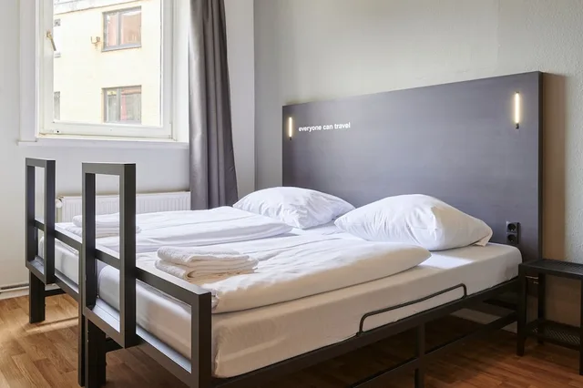 غرفة بسريرين منفصلين بحمام مشترك، a&o Hamburg Reeperbahn 3/6