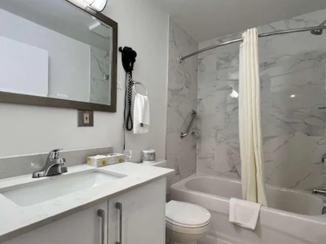 غرفة بسريرين مزدوجين يُسمح فيها بالحيوانات الأليفة، Econo Lodge Calgary Motel Village 7/10