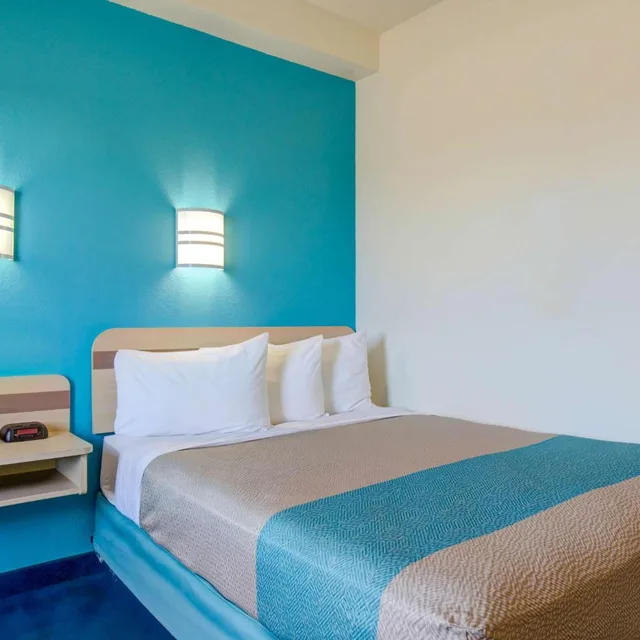 غرفة بسرير كوين لذوي الإعاقة، Motel6 Grande Prairie, AB 2/4