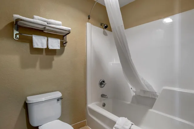 غرفة قياسية بسرير كوين في طابق مرتفع، Quality Inn Phenix City Columbus 8/8