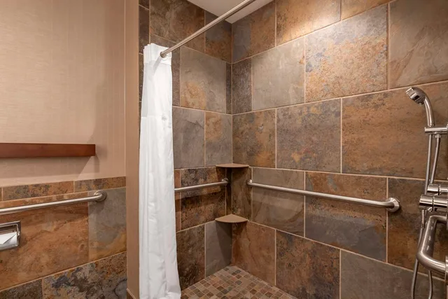 غرفة بسرير كينج بشرفة يُسمح فيها بالحيوانات الأليفة لذوي الإعاقة، Best Western Plus Superior Inn 2/2