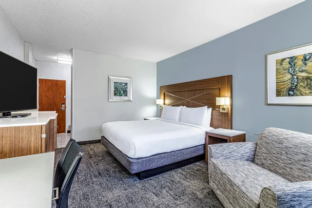 غرفة بسرير كينج لذوي الإعاقة، DoubleTree by Hilton Milwaukee Downtown 1/6