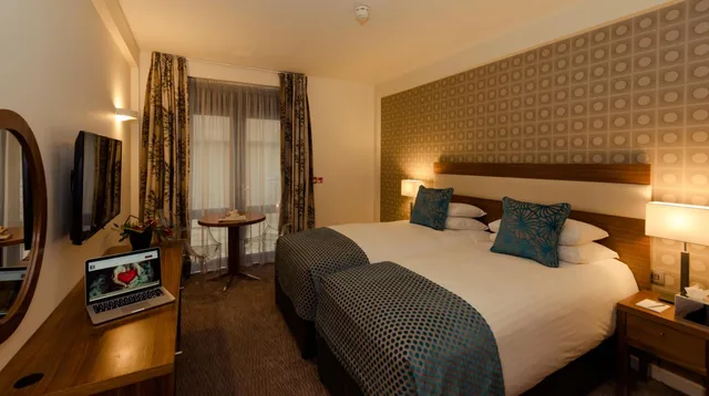 غرفة صغيرة بسريرين منفصلين، LEOPOLD HOTEL 1/9