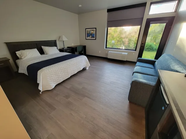 جناح بسرير كينج بإطلالة على النهر مع أريكة لذوي الإعاقة، Watershed Hotel 1/2