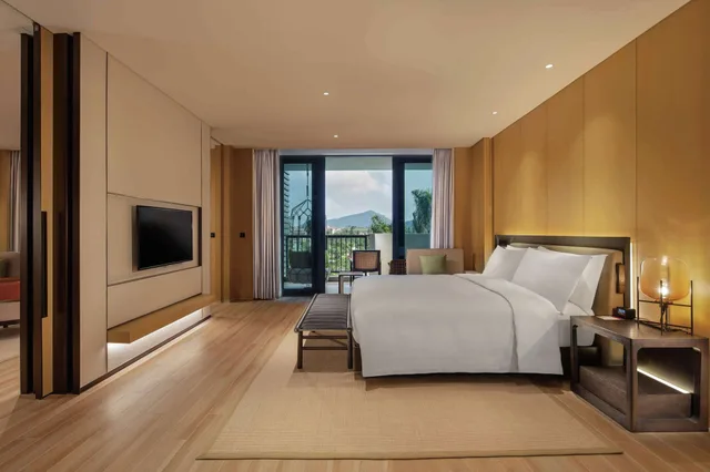 جناح ديلوكس بسرير كينج بإطلالة على الجبل بغرفة نوم واحدة، Doubletree Resort By Hilton Hainan Xinglong Lakeside 1/1