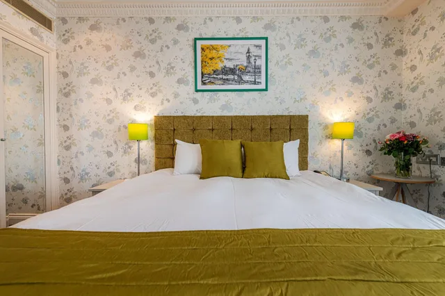 Space, Deluxe, Double Bed, Sofa, High Floor, Ashburn 2/10