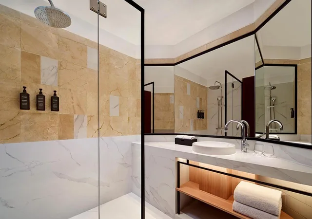 غرفة ديلوكس بسرير مزدوج بشرفة، Sheraton Jakarta Soekarno Hatta Airport 3/4