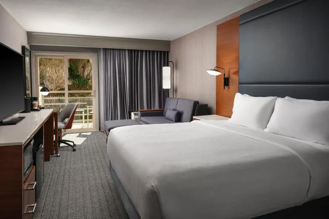 غرفة بسرير كوين بحوض استحمام لذوي الإعاقة، Courtyard Los Angeles Century City Beverly Hills 2/10