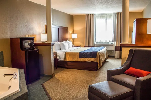 جناح بسرير كينج بجاكوزي، Comfort Inn & Suites Fremont 1/4