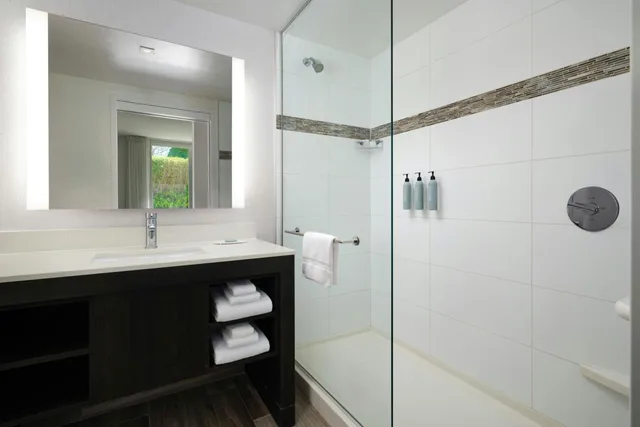 جناح بسرير كينج بإطلالة جزئية على البحر مع أريكة، Residence Inn Miami Beach Surfside 8/10