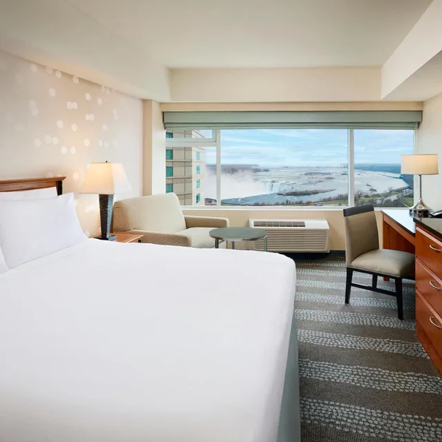 Standard, Queen Bed, Falls View، Niagara Fallsview Hotel & Suites 1/5