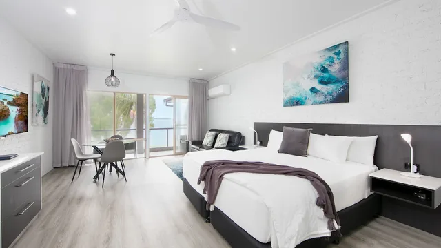 غرفة بريميوم بسرير كينج، Moby Dick Waterfront Resort Motel 1/4