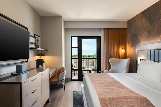 Standard, King Bed, Balcony, Hotel Avail Rogers, Tapestry Collection by Hilton 1/5
