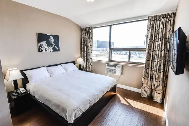 غرفة بسرير كينج، Nu Hotel Toronto 2/10