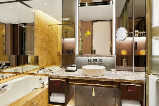 غرفة سوبيريور بإطلالة على المرفأ، Four Seasons Hotel Hong Kong 4/5