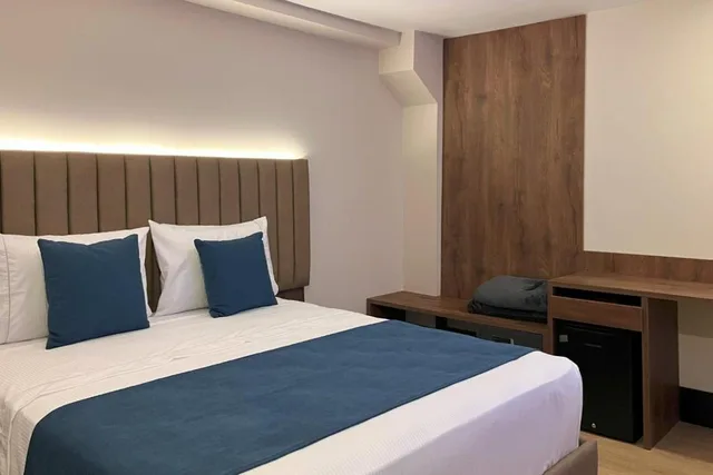 غرفة قياسية بسرير كوين، Hotel Continental All Suites 1/3