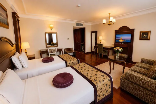 Deluxe, Suite, Queen Bed, Glk Premier Regency Suites And Spa 1/10