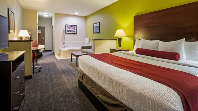 غرفة قياسية بسرير كينج بحوض جاكوزي لذوي الإعاقة، Best Western Plus Mansfield Inn & Suites 1/3