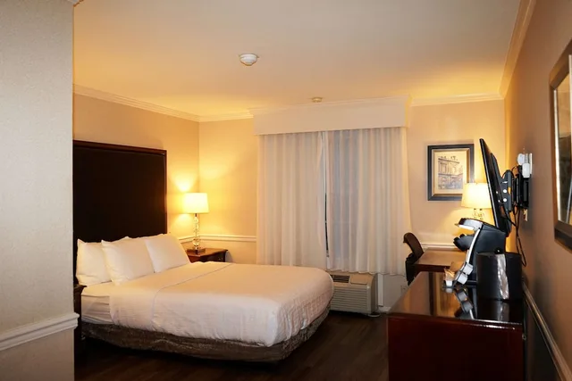 Efficiency, King Bed, Wingate by Wyndham Bellingham Heritage Inn 1/3