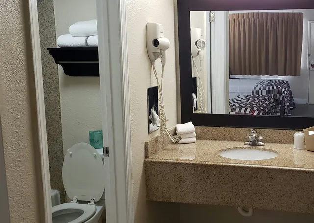 Suite, King Bed, Red Roof Inn Kenner - New Orleans Airport NE 4/4