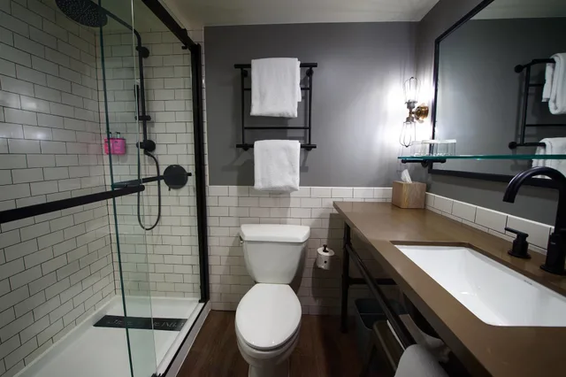 Room, 2 Queen Beds, Side Pool View, Patio، Moxy Phoenix Tempe Asu Area 6/7