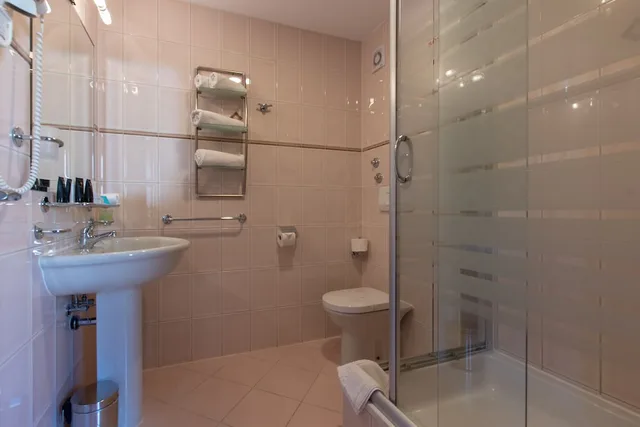 جناح سوبيريور بسرير كينج وسرير فردي بإطلالة على البحر مع أريكة في الطابق العلوي، HOTEL PARK HVAR 4/8