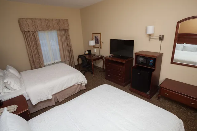 غرفة بسريرين كوين لذوي الإعاقة، Hampton Inn Oneonta 1/4
