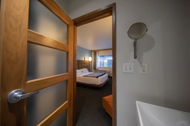 Design, Queen Bed، Modern Hotel And Bar 6/6