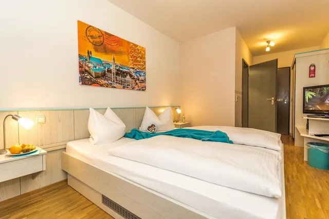 غرفة قياسية ثلاثية بسريرين منفصلين مع أريكة، Hotel Amenity Munchen 1/4