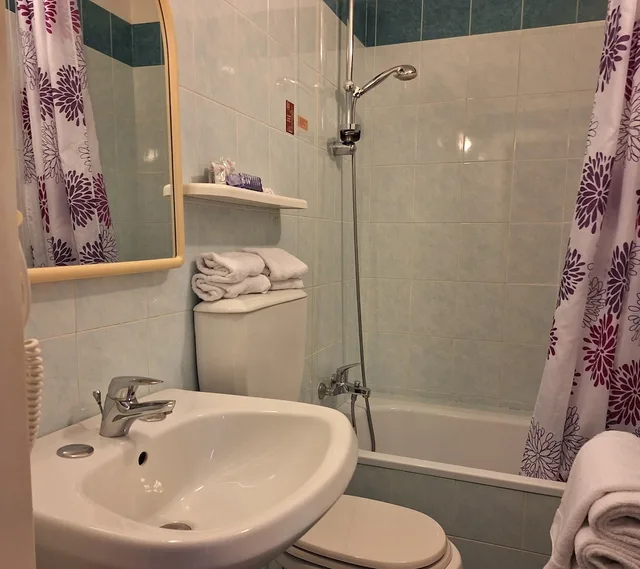 Economy, Triple, 3 Beds, Stair Access Only، Hotel Maxim 9/10