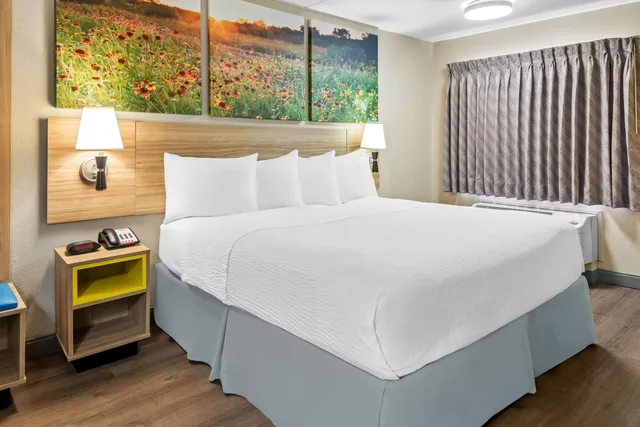 غرفة بسرير مزدوج لذوي الإعاقة، Days Inn & Suites by Wyndham DeSoto 2/5