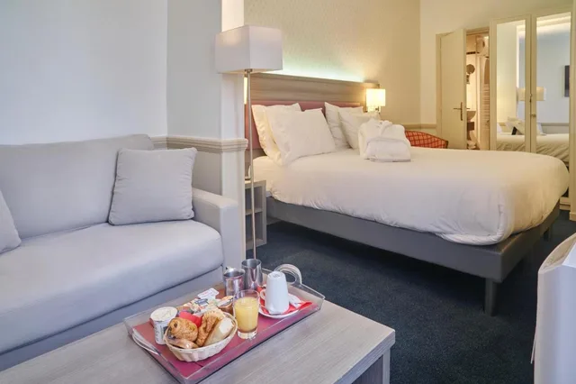 غرفة ثلاثية، Hotel Poussin 2/5