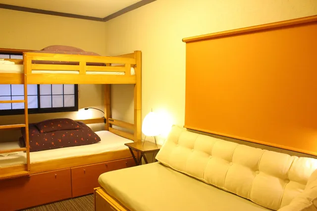 غرفة سوبيريور بسريرين منفصلين وسرير بطابقين مع أريكة، K's House Tokyo Oasis 2/2