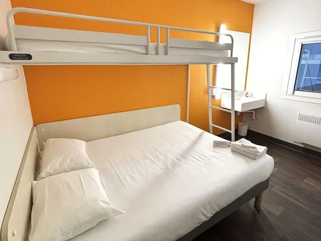 Trio, Triple, 1 Double and 1 Single Bed, Shared Bathroom، Hotelf1 Lorient 2/3