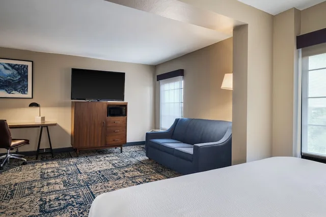 غرفة ديلوكس بسرير كينج مع أريكة، Four Points by Sheraton Greensboro Airport 4/5