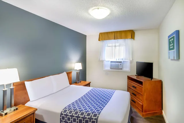 Efficiency, Suite, 3 Double Beds، Econo Lodge Inn & Suites Calgary - University 3/4