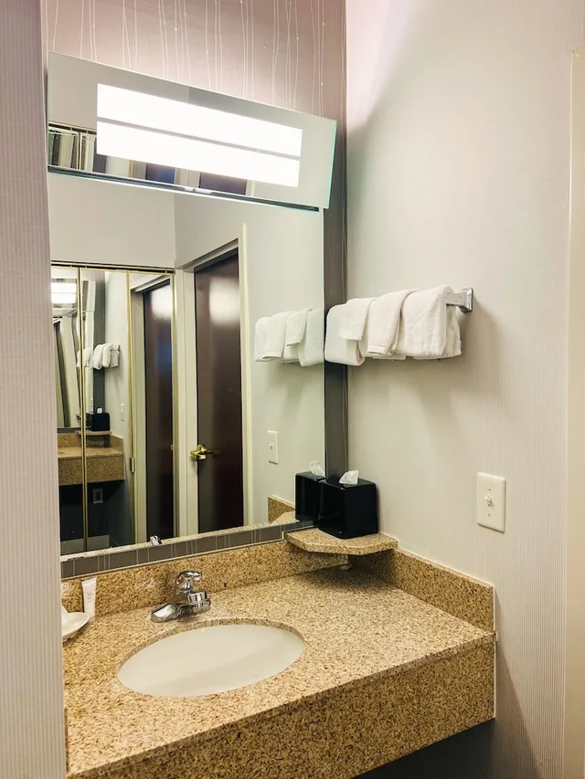 Upgrade, King Bed, Balcony، Country Inn & Suites by Radisson, Columbus-Edinburgh 2/3
