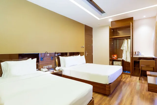 Deluxe, Triple, 1 Double and 1 Single Bed, QUEEN ANN HOTEL 4/10