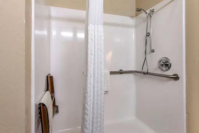 جناح بسرير كينج مع أريكة لذوي الإعاقة، Comfort Suites Jonesboro University Area 2/2
