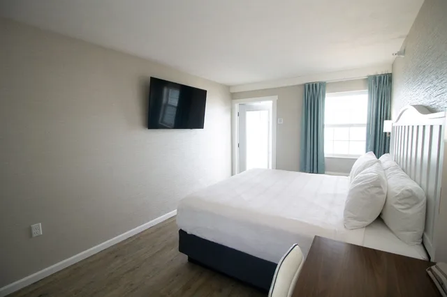 Petite, King Bed, Beach View, Balcony، The Baywatch Resort 5/8