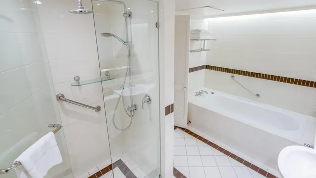 غرفة بسرير مزدوج بإطلالة على الحديقة، Intercontinental Sanctuary Cove 3/3
